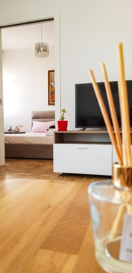 טיראנה City Center Cute And Comfy Apartment - Ajia Apartments מראה חיצוני תמונה